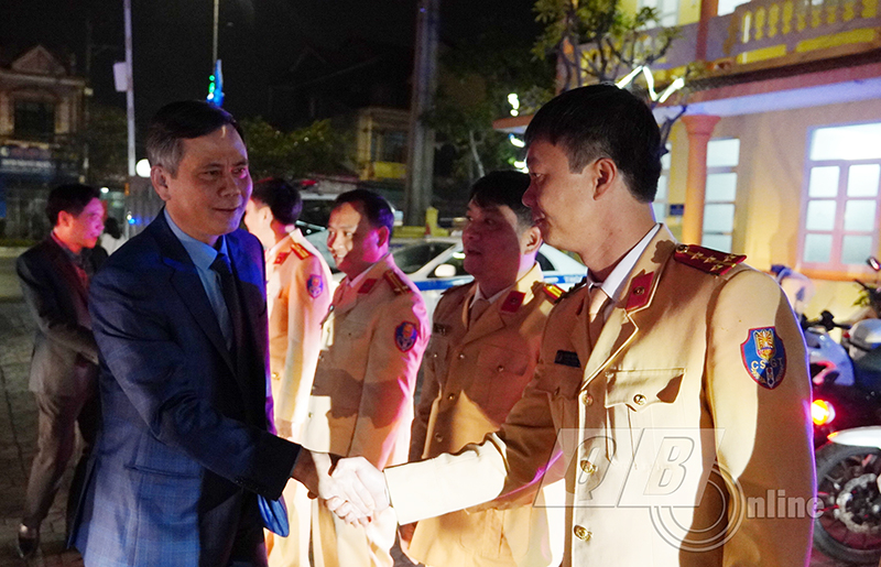 Đồng chí Chủ tịch UBND tỉnh Trần Thắng thăm, tặng quà Tết cho cán bộ, công nhân  chiến sỹ Phòng Cảnh sát giao thông.