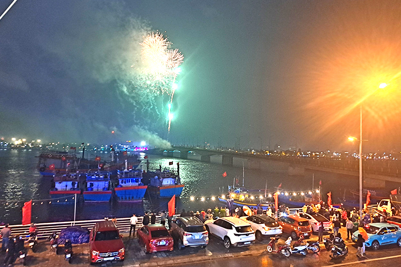 Màn pháo hoa tầm thấp chào đón xuân Giáp Thìn 2024 bắt đầu từ 0h tại 2 điểm trên địa bàn TP. Đồng Hới.