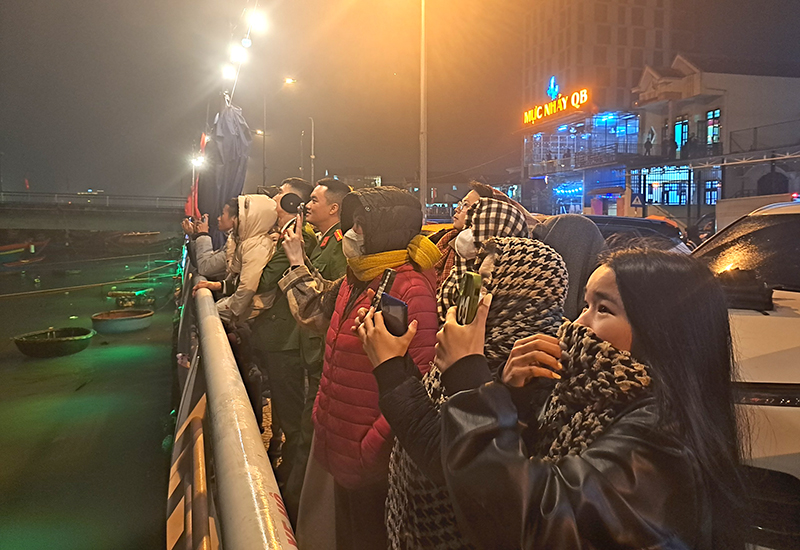 Người dân thành phố và du khách hòa mình vào không khí đón giao thừa.
