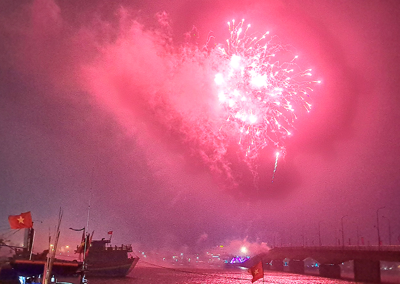 Màn pháo hoa chào đón xuân Giáp Thìn 2024