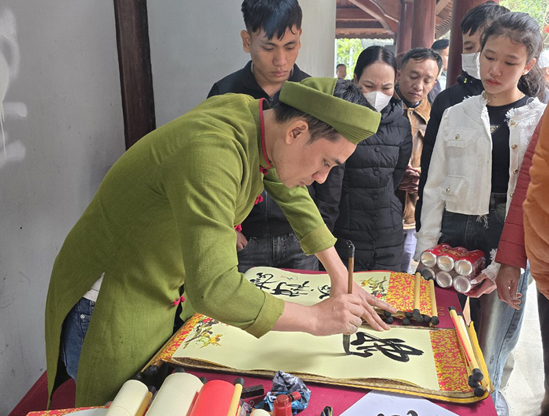 Du khách xin chữa đầu năm.