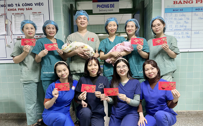 Các y bác sĩ Khoa Sản hân hoan chào đón năm mới ngay tại phòng đẻ.