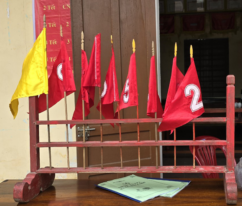 Mỗi hồi chơi có 10 lá cờ đỏ và 1 lá cờ vàng, Thắng mỗi ván cờ người chơi được nhận 1 lá cờ đỏ kèm phần thưởng, thắng  3 ván liên tục được nhận cờ vàng kèm phần thưởng gấp đôi,.