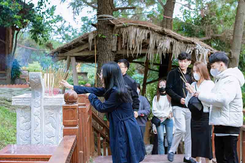 Người dân, du khách kính cẩn dâng hương viếng linh mộ Đại tướng Võ Nguyên Giáp/