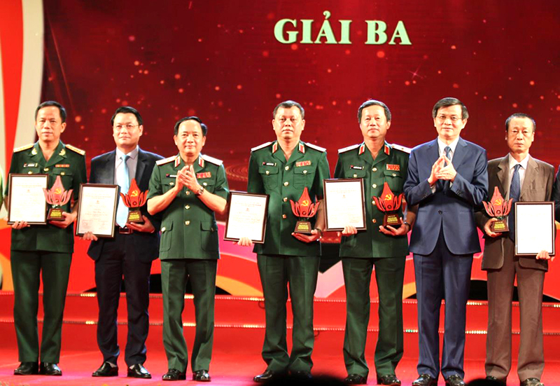 Về mặt lý luận, các cuộc thi viết về bảo vệ nền tảng tư tưởng của Đảng do các cơ quan chức năng của Bộ Quốc phòng tổ chức đã thu hút hàng ngàn tác giả dự thi. Ảnh: Bích Nguyên