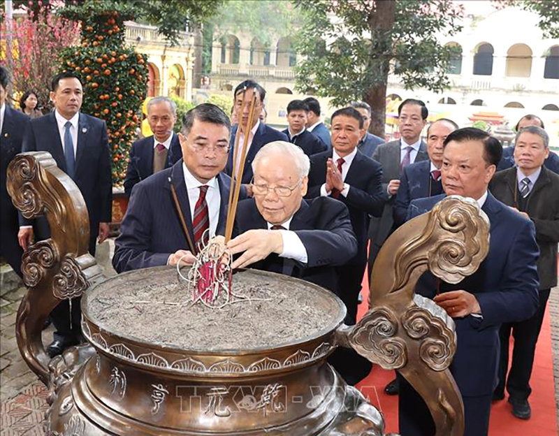 Tổng Bí thư Nguyễn Phú Trọng dâng hương tại Điện Kính Thiên, Khu di tích Hoàng thành Thăng Long-Di sản văn hóa thế giới. Ảnh: Trí Dũng/TTXVN