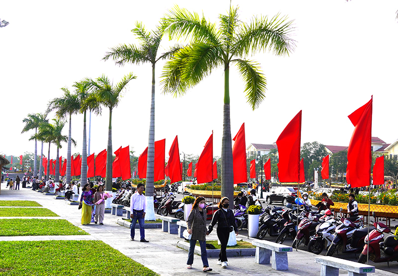 Người dân du xuân trên địa bàn thành phố trong tiết trời thuận lợi.