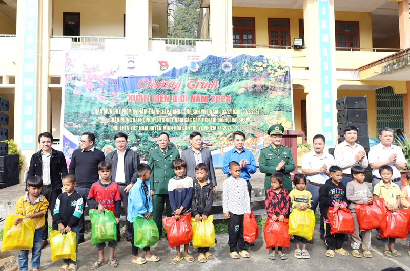 Trẻ em đồng bào Rục, xã Thượng Hóa, huyện Minh Hóa vui nhập quà Tết Giáp Thìn 2024.