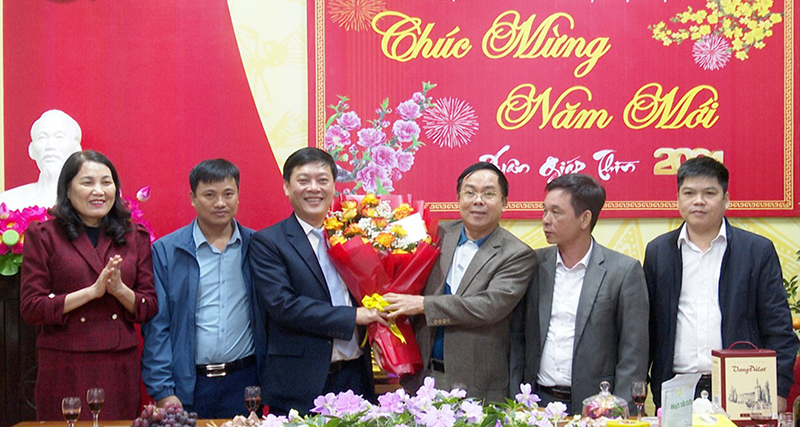  Lãnh đạo huyện Bố Trạch thăm, động viên các đơn vị trực đêm giao thừa.