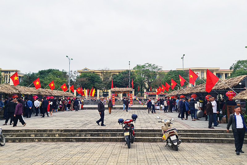 “Phiên chợ nông sản chào xuân” năm 2024 thu hút đông đảo người dân đến tham quan, mua sắm. 