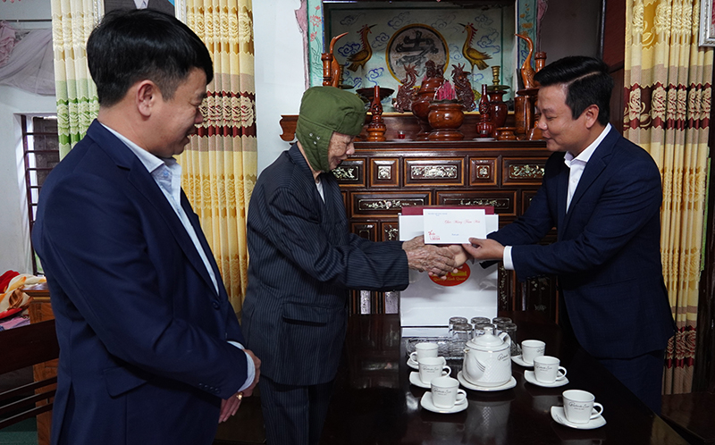 Lãnh đạo huyện Quảng Ninh thăm, tặng quà cho các gia đình chính sách trên địa bàn huyện. 