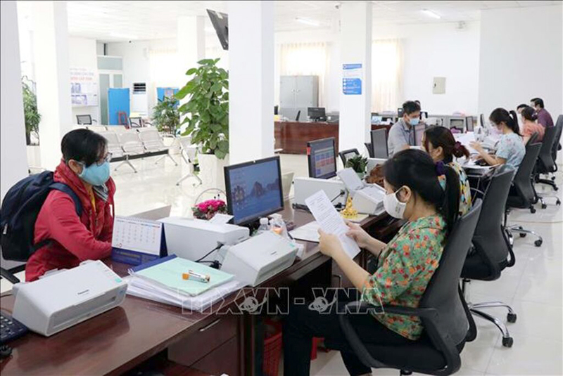 Giải quyết hồ sơ, thủ tục hành chính cho các doanh nghiệp. Ảnh minh họa: Công Thử/TTXVN