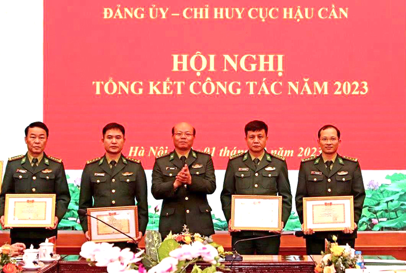 Thừa ủy quyền của thủ trưởng Bộ Tư lệnh BĐBP, Đại tá Nguyễn Đức Sỹ, Cục trưởng Cục Hậu cần BĐBP trao danh hiệu Chiến sĩ thi đua cơ sở, Chiến sĩ tiên tiến cấp Bộ Tư lệnh BĐBP cho các cá nhân có thành tích tiêu biểu xuất sắc trong thực hiện phong trào thi đua Quyết thắng năm 2023. Ảnh: Linh Đan