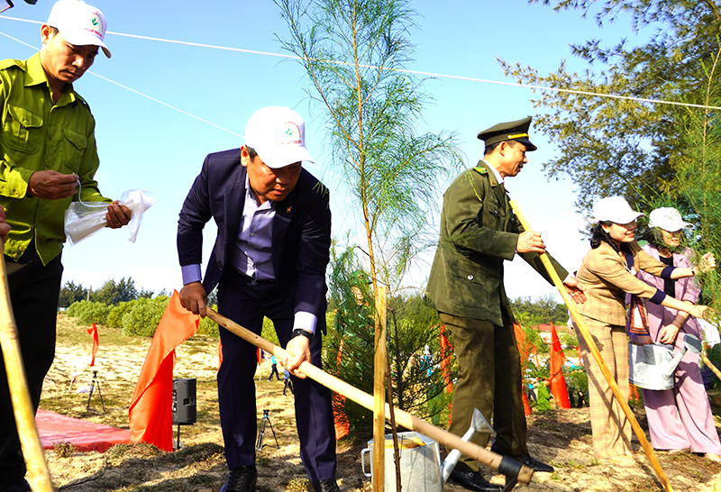 Đồng chí Bí thư Tỉnh ủy Vũ Đại Thắng và đồng chí Chủ tịch Ủy ban MTTQVN tỉnh Phạm Thị Hân tham gia trồng cây xanh tại lễ phát động “Tết trồng cây đời đời nhớ ơn Bác Hồ”.