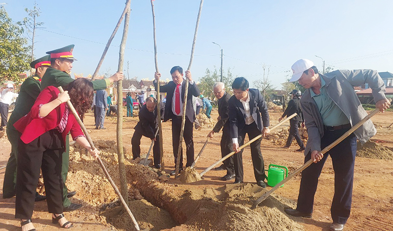 Đồng chí Bí thư Thị ủy Ba Đồn Trương An Ninh tham gia Tết trồng cây tại Nhà bia tưởng niệm Liệt sỹ và khu Di tích trận càn Lâm Xuân năm 1947, xã Quảng Thủy.