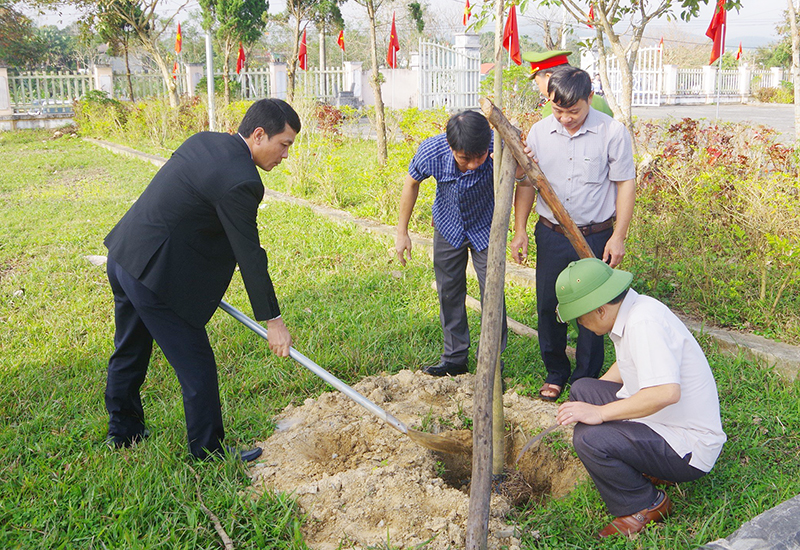 Lãnh đạo huyện Tuyên Hóa trồng cây sau buổi lễ phát động.