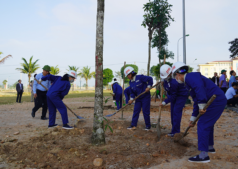 Các đơn vị trên địa bàn trồng cây sau lễ phát động.