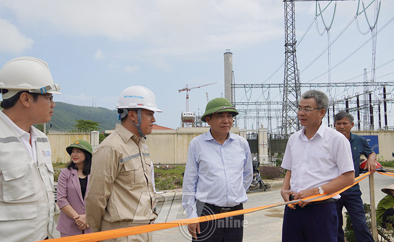 Đồng chí Phó Chủ tịch Thường trực UBND tỉnh Đoàn Ngọc Lâm tặng quà cho nhà thầu thi công dự án đường dây 500kV Quảng Trạch-Quỳnh Lưu.