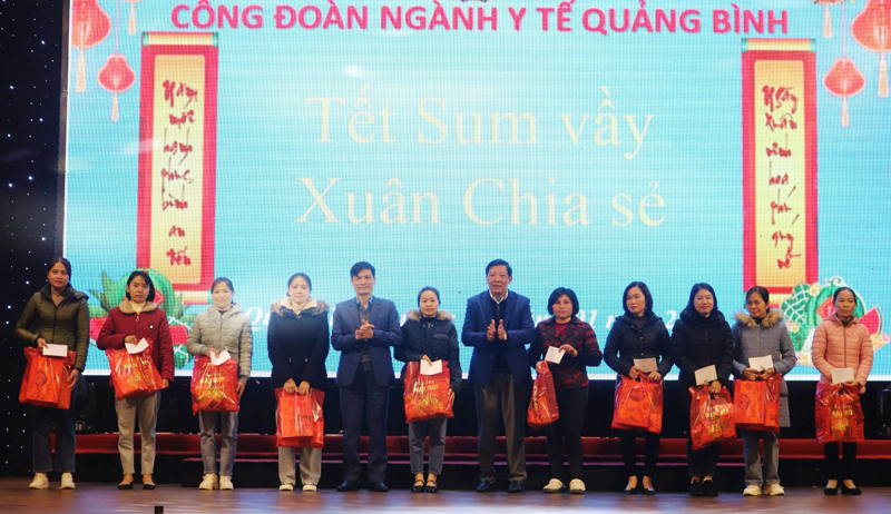 Lãnh đạo Công đoàn ngành Y tế tặng quà cho đoàn viên dịp Tết Nguyên đán Giáp Thìn.