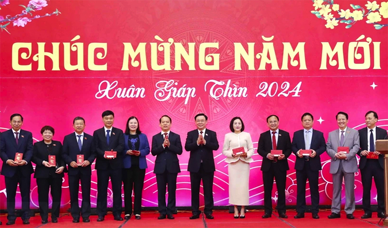 Chủ tịch Quốc hội Vương Đình Huệ chúc mừng năm mới các đại biểu. (Ảnh: Nhan Sáng/TTXVN)