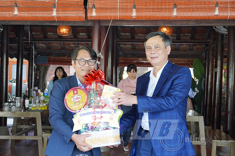 Đồng chí Chủ tịch UBND tỉnh Trần Thắng thăm, tặng qùa cho cán bộ, nhân viên Ban Quản lý Vườn quốc gia Phong Nha-Kẻ Bàng
