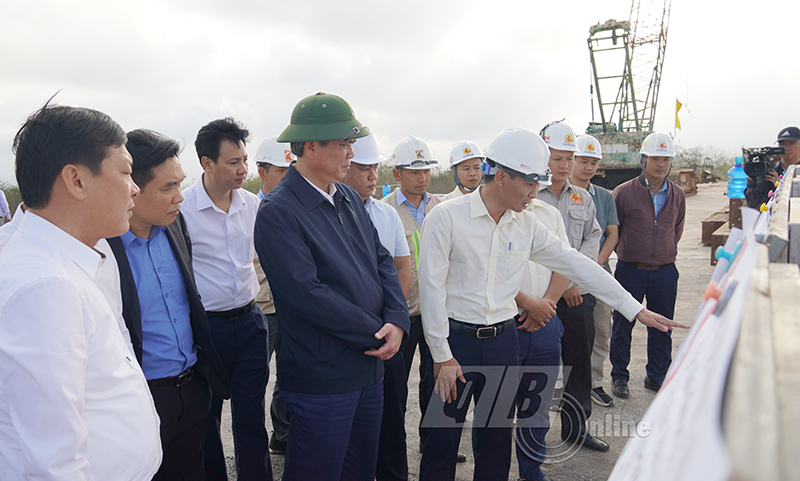 Đồng chí Chủ tịch UBND tỉnh Trần Thắng kiểm tra thực địa tình hình thi công dự án thành phần Bùng-Vạn Ninh tại nút giao thị trấn Nông trường Việt Trung (Bố Trạch).