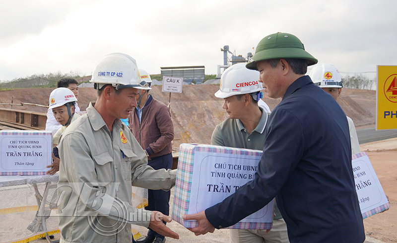 Đồng chí Chủ tịch UBND tỉnh Trần Thắng tặng quà cho các đơn vị thi công tại nút giao thị trấn Nông trường Việt Trung (Bố Trạch), thuộc dự án thành phần Bùng-Vạn Ninh.