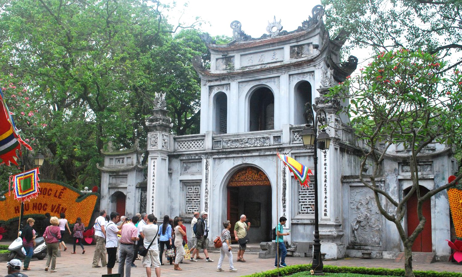 Văn Miếu-Quốc Tử Giám (Hà Nội) tấp nập khách tham quan, xin chữ trong những ngày đầu xuân mới Giáp Thìn.