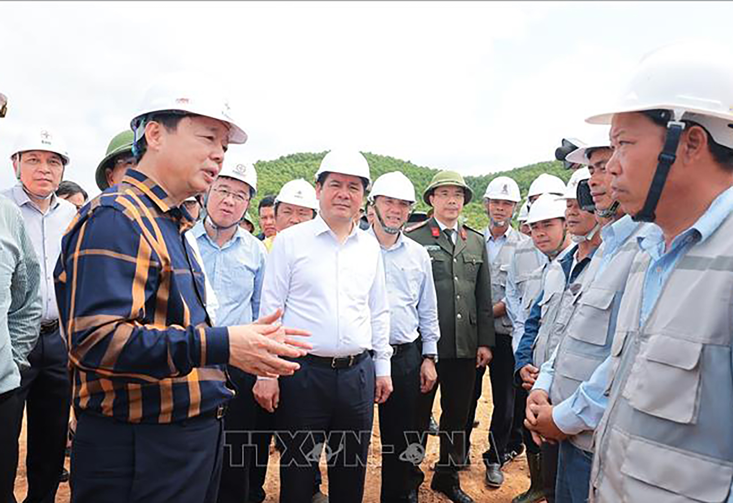 Phó Thủ tướng Trần Hồng Hà kiểm tra tiến độ thi công tại vị trí 175 tại xã Cẩm Thạch, huyện Cẩm Xuyên, Hà Tĩnh. Ảnh: Dương Giang/TTXVN