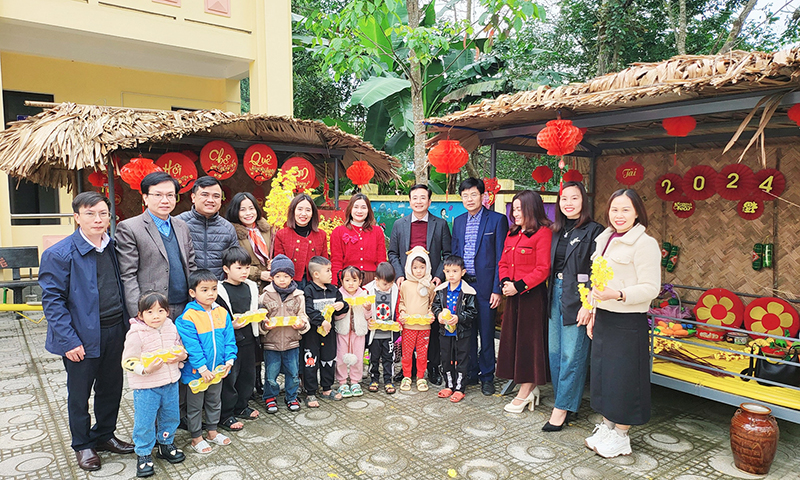 Lãnh đạo ngành GD-ĐT vui xuân cùng cán bộ, GV, HS Trường MN Lâm Hóa (Tuyên Hóa).