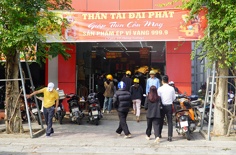 Khách mua vàng ngày vía Thần Tài nhộn nhịp 