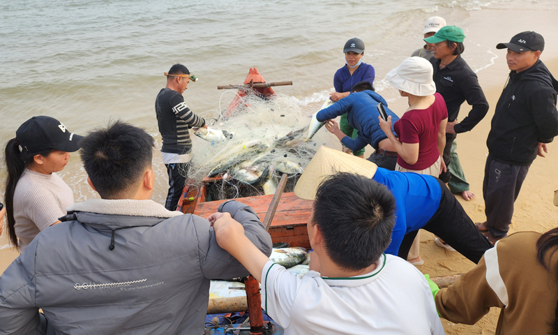 Nhiều người dân đến chia vui cùng anh Phan Minh Phương.