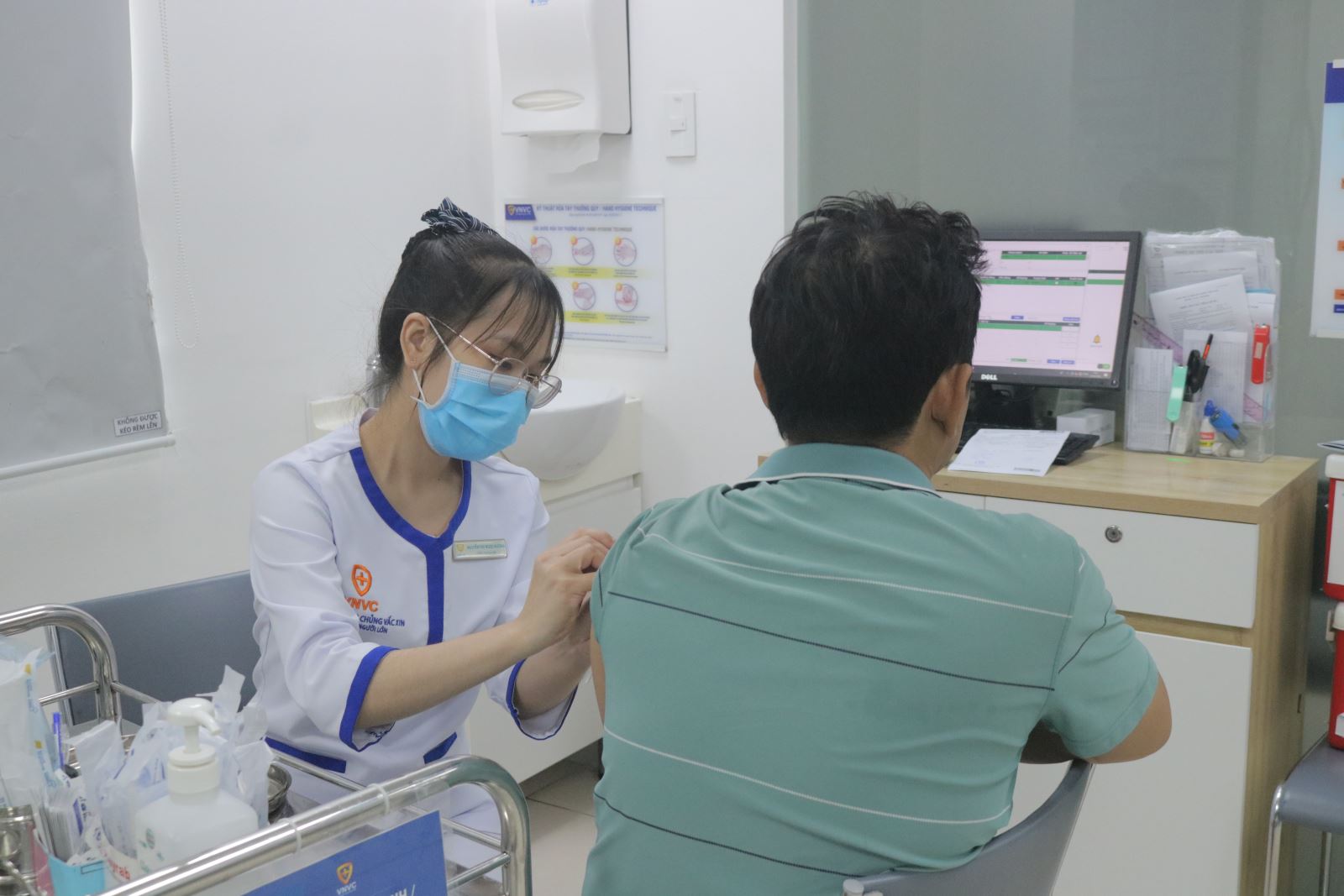 Nhiều người phải đi tiêm vaccine phòng dại vì bị chó, mèo cắn sau kỳ nghỉ Tết.