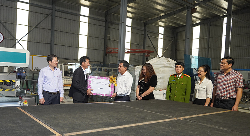 Đồng chí Bí thư Thành ủy Đồng Hới Trần Phong tặng quà đầu năm mới tại Nhà máy sản xuất kính cường lực, Công ty TNHH DVTH Quang Hùng Phát.
