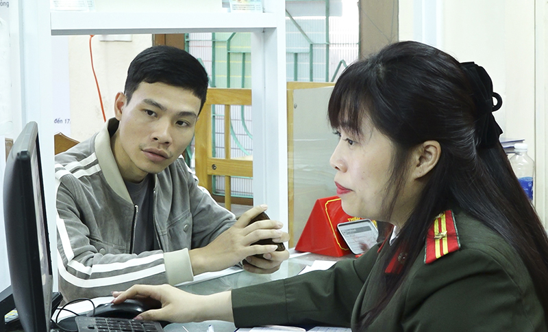 Cán bộ, chiến sĩ Phòng Quản lý Xuất nhập cảnh, Công an tỉnh khẩn trương bắt tay ngay vào công việc phục vụ nhân dân sau dịp nghỉ Tết.
