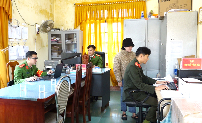 Công an xã Ngư Thủy không quản ngày nghỉ, ngày lễ, luôn ứng trực, sẵn sàng để giải quyết các thủ tục hành chính giúp bà con.