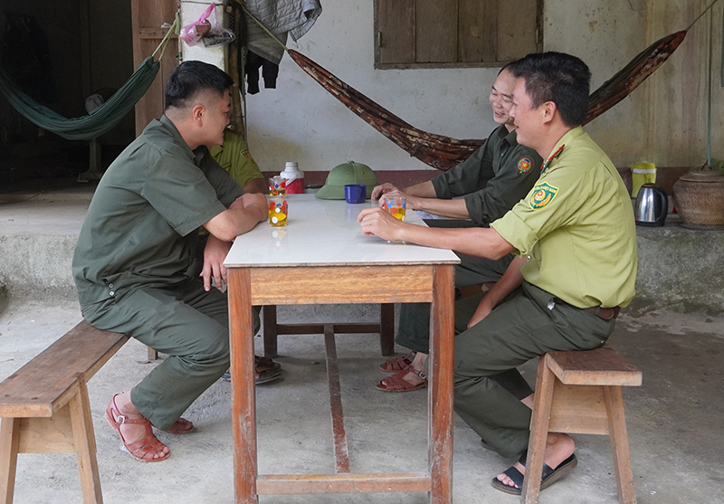 Lực lượng Kiểm lâm và BVR tại xã Trường Xuân trao đổi chuyên môn.