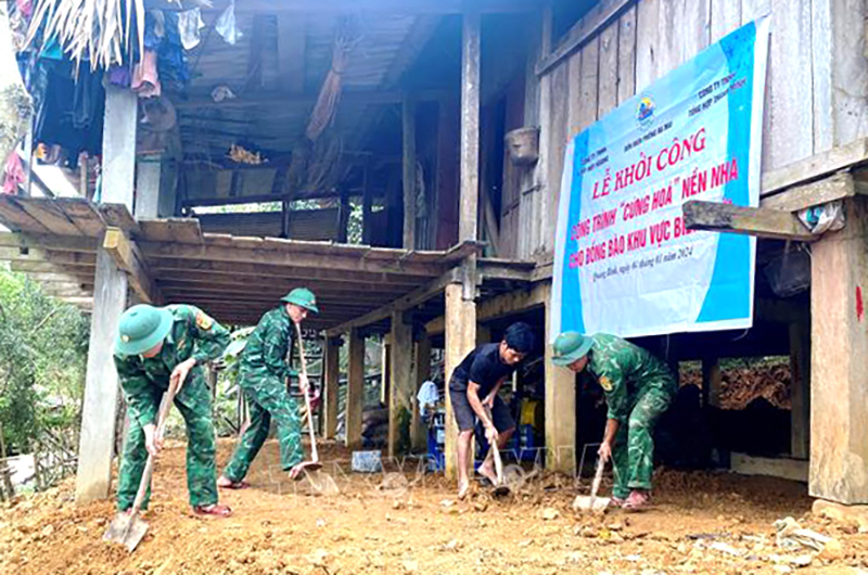 Cán bộ, chiến sỹ Đồn Biên phòng Ra Mai triển khai thực hiện công trình  