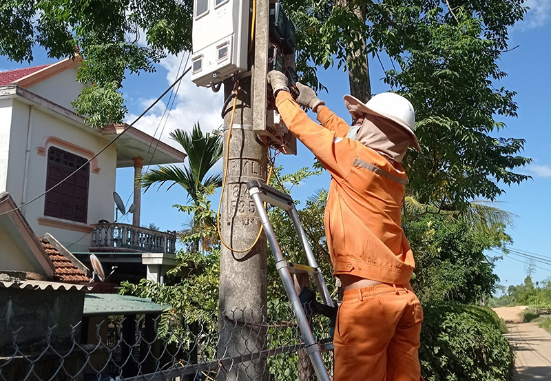 Điện lực Quảng Trạch hoàn thành lắp đặt công tơ điện tử và hệ thống tự động thu thập dữ liệu đo đếm từ xa cho 100% KH sử dụng điện.