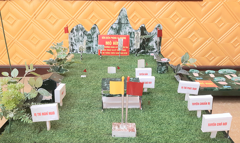 Mô hình sáng kiến thao trường huấn luyện, chiến đấu bộ binh có hệ thống chiếu sáng ban đêm của Đồn Biên phòng Cà Roòng tham gia hội thi.