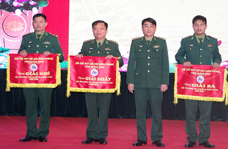 Ban Tổ chức trao giải cho các tập thể.