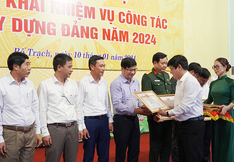 Lãnh đạo Huyện ủy Bố Trạch tặng giấy khen cho các tổ chức cơ sở đảng hoàn thành xuất sắc nhiệm vụ năm 2023.