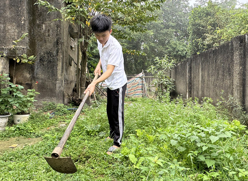Đặng Văn Đạt tranh thủ những ngày ở nhà phụ giúp gia đình.
