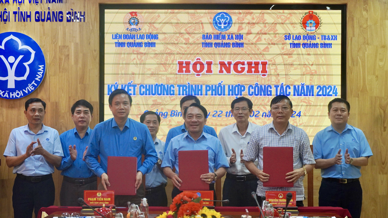 Đại diện lãnh đạo các đơn vị ký kết chương trình phối hợp năm 2024.