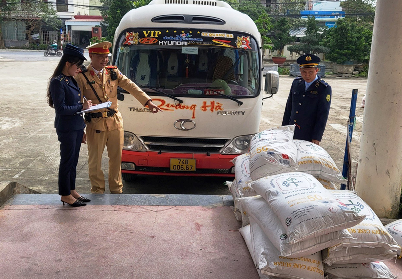 Lực lượng QLTT phối hợp với Công an tỉnh kiểm tra hàng hóa vi phạm trên tuyến lưu thông.