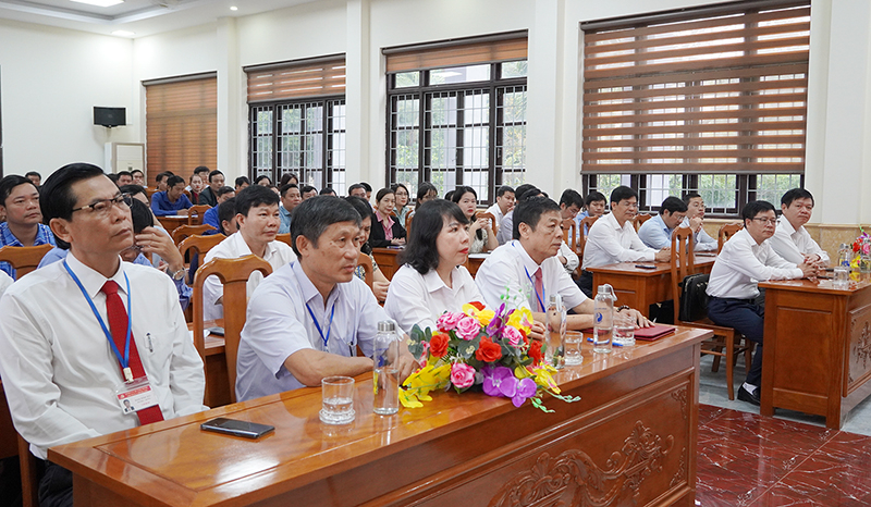  Các đại biểu tham dự lễ khai giảng.