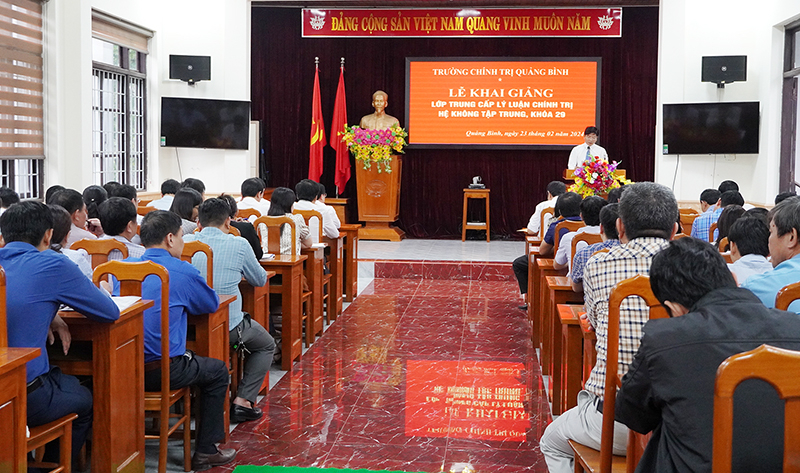 Quang cảnh lễ khai giảng.