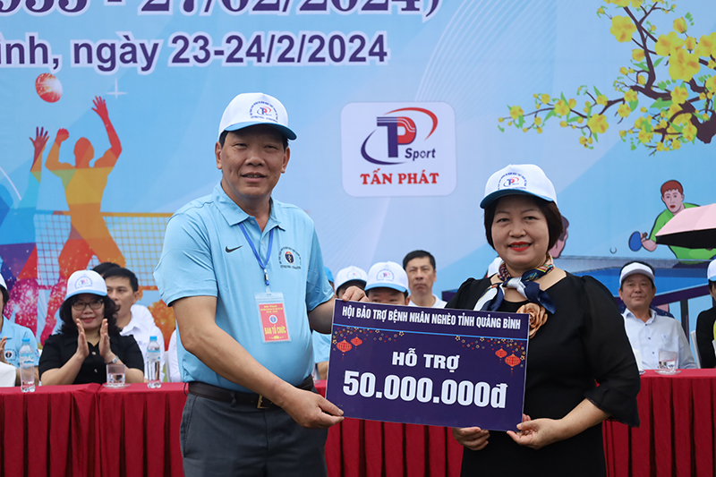 Hội Bảo trợ bệnh nhân nghèo tỉnh Quảng Bình trao hỗ trợ cán bộ, công chức, viên chức, người lao động ngành Y tế. 