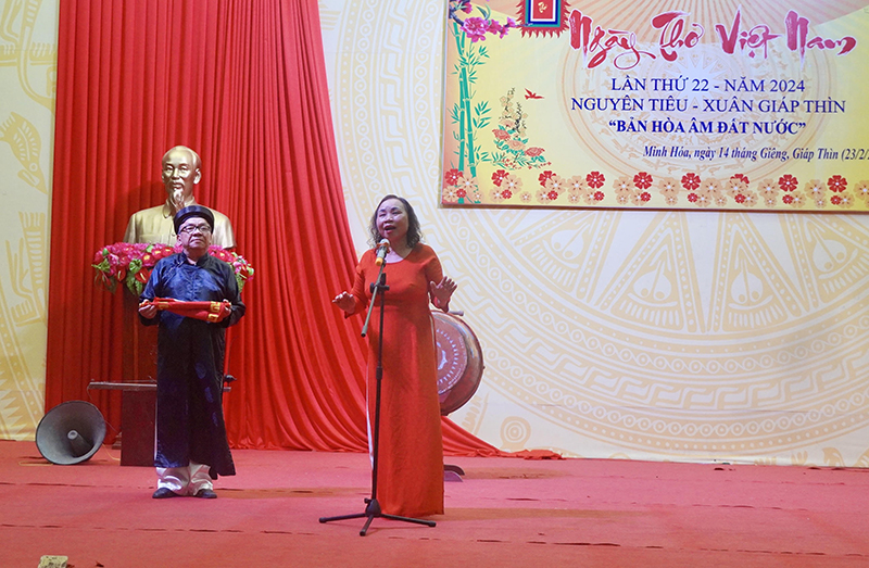 Nghệ sĩ Ái Luyến trình bày bài thơ  
