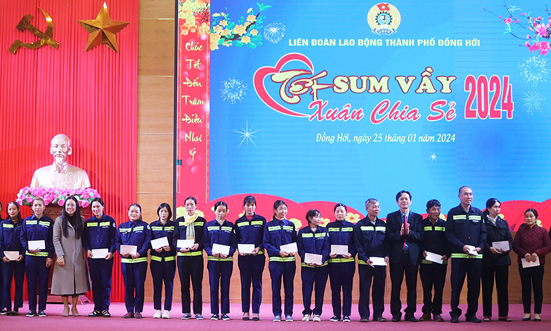 Liên đoàn Lao động TP. Đồng Hới tổ chức chương trình “Tết sum vầy-Xuân chia sẻ” để chăm lo đời sống vật chất, tinh thần cho đoàn viên, người lao động.